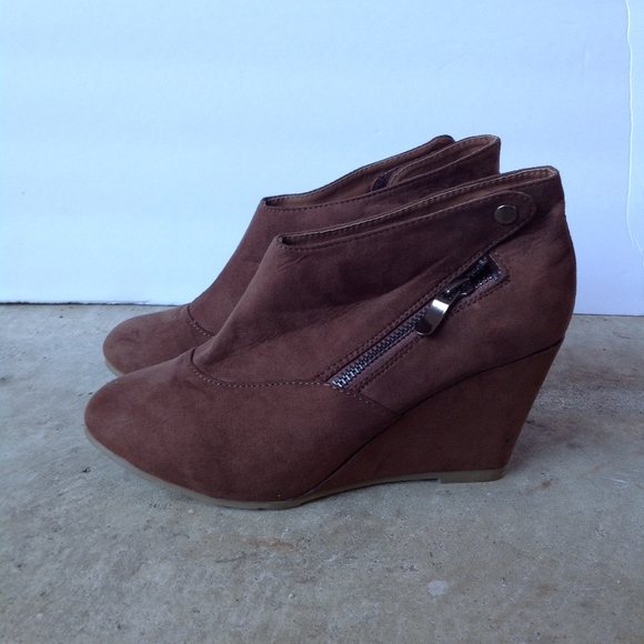 Chestnut Brown Seude Wedge Booties - Picture 5 of 7